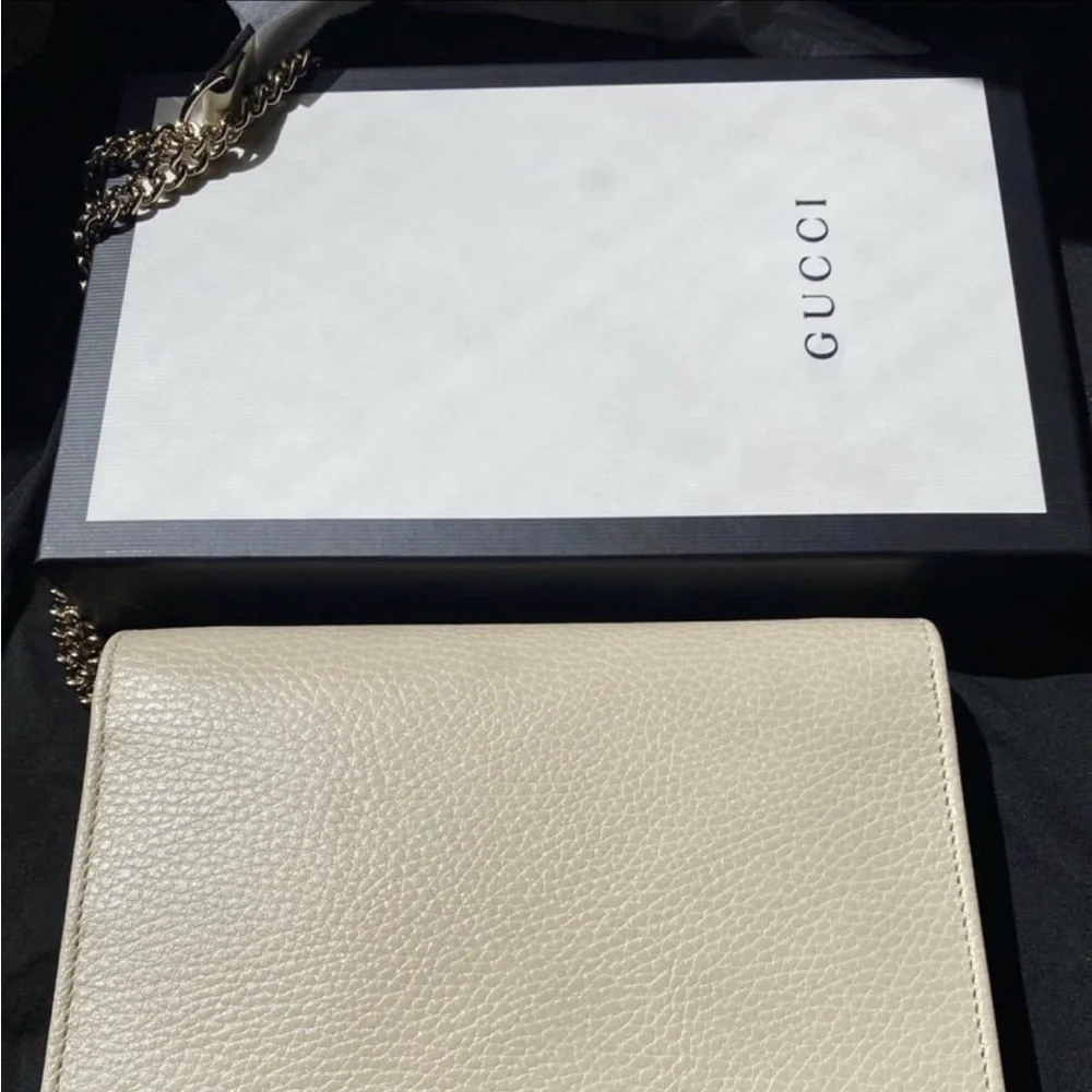 Gucci Ivory Pebbled Leather WOC with Gold Interlocking G - Picture 5 of 6